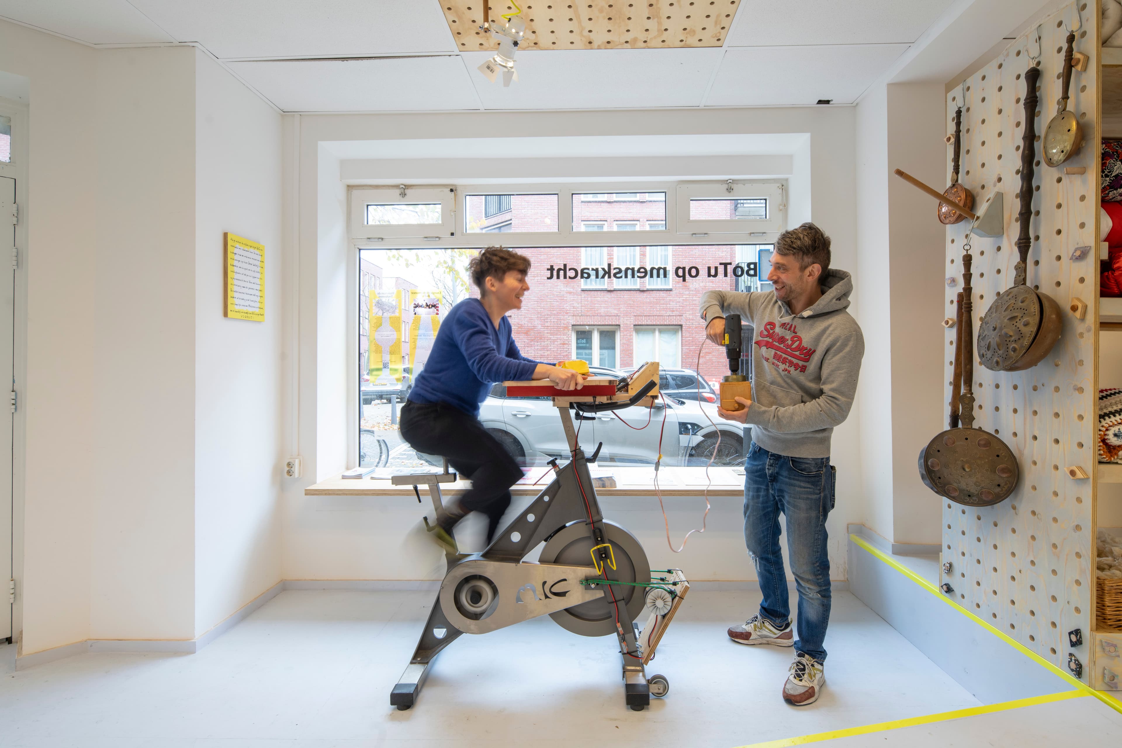 Studio C.A.R.E. test een fiets-generator in Huis van de Toemomst. Foto: Frank Hanswijk