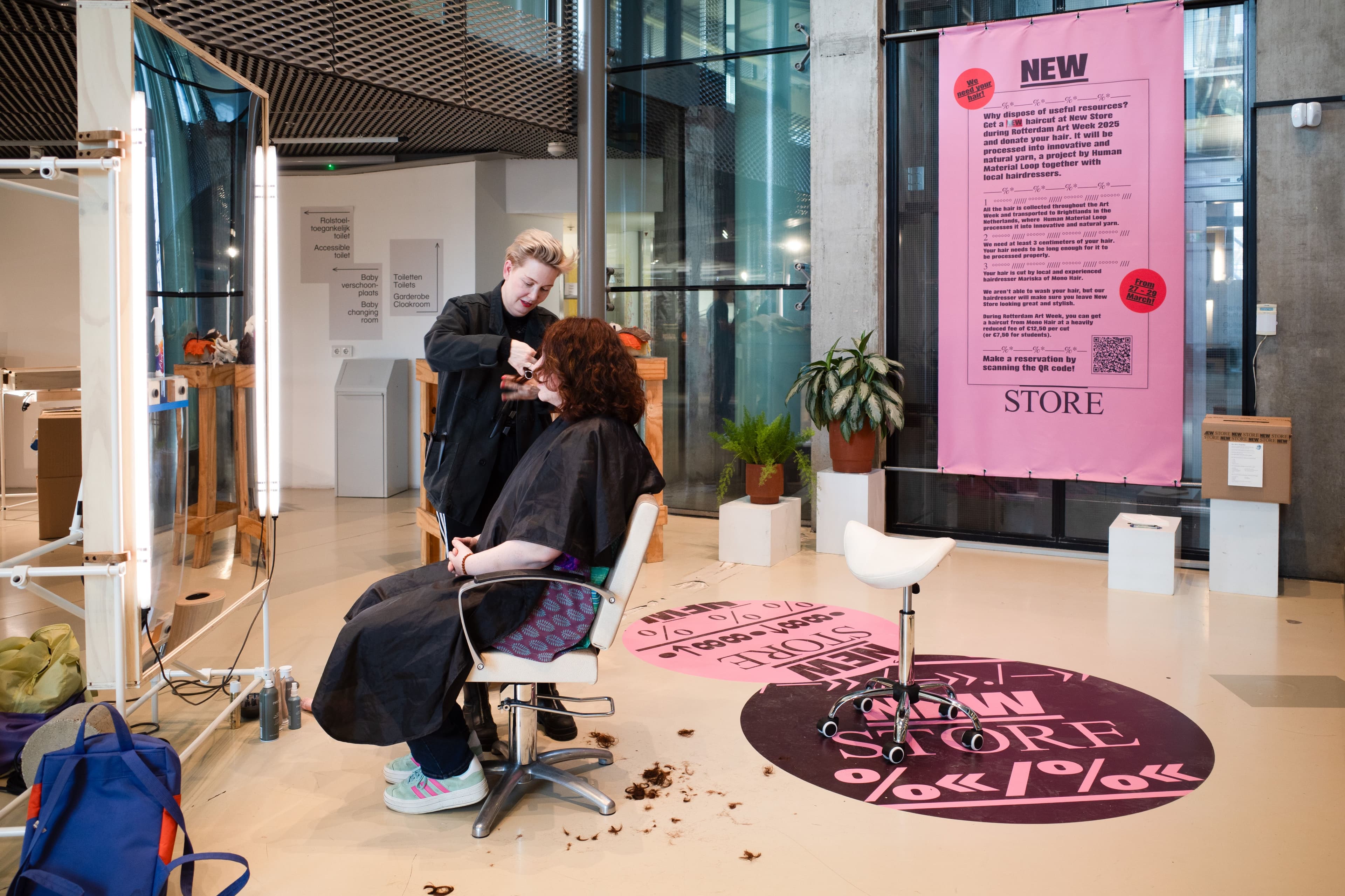 New Store 2.0 Hair Salon tijdens Rotterdam Art Week 2025. Foto Isa de Jong.